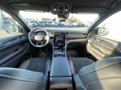 New 2025 Jeep Grand Cherokee Altitude image 11