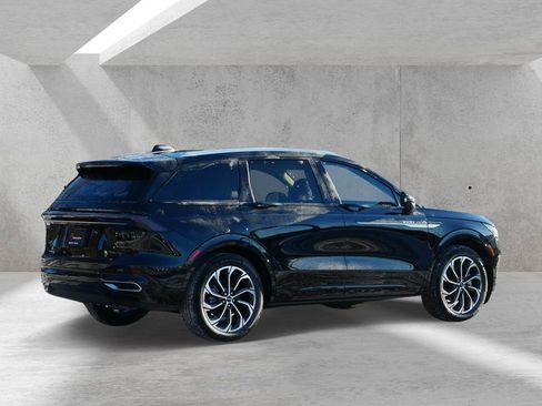 Used 2025 Lincoln Nautilus Reserve image 3