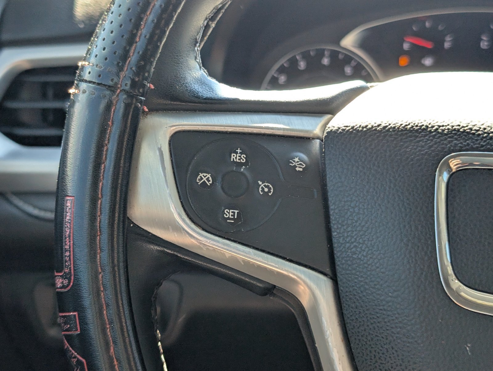 Used 2023 GMC Acadia SLT FWD image 18