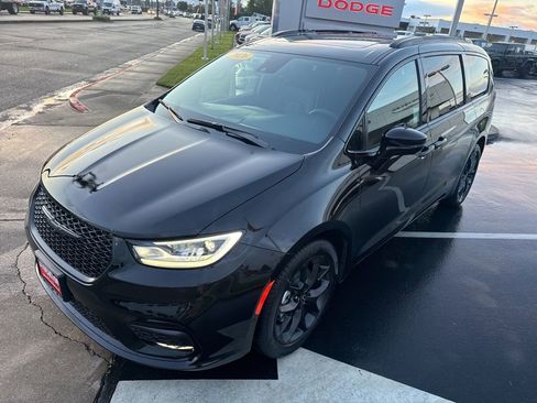 New 2026 Chrysler Pacifica Limited w/ S Appearance Package image 11