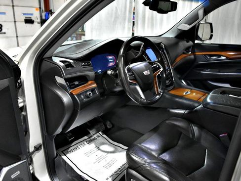 Used 2016 Cadillac Escalade ESV Luxury image 10