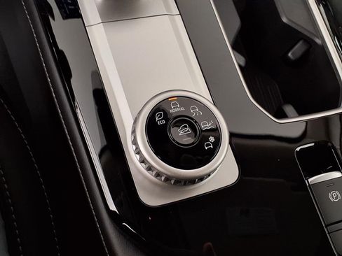 New 2025 Mitsubishi Outlander SE image 23