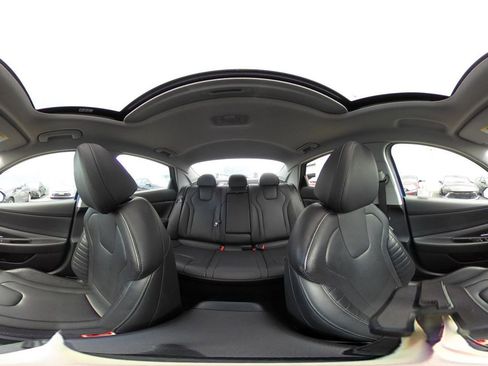 Used 2025 Hyundai Elantra Limited image 44