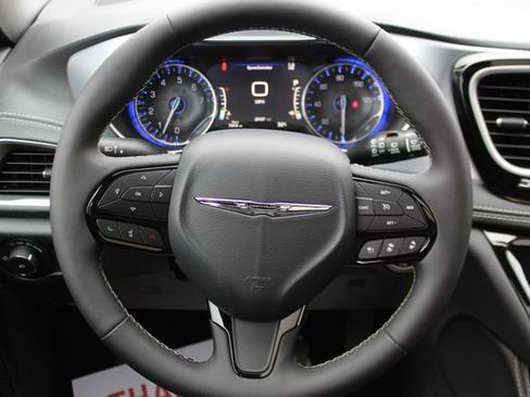 Used 2025 Chrysler Pacifica Limited image 13