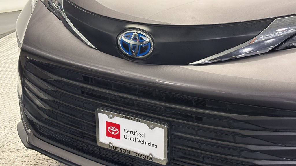 Certified 2024 Toyota Sienna LE FWD image 2