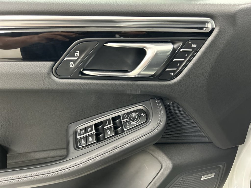 Certified 2026 Porsche Macan AWD/4WD image 11