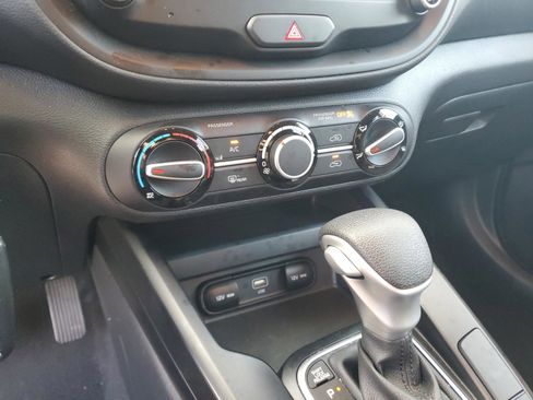 Certified 2025 Kia Soul LX w/ LX Technology Package FWD image 18