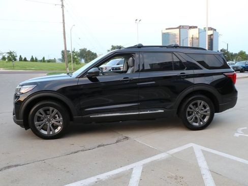 Used 2025 Ford Explorer Active w/ Active Comfort Package AWD/4WD image 4