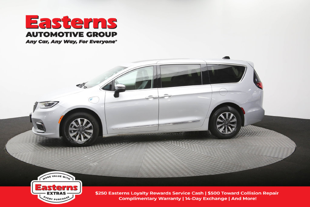 Used 2023 Chrysler Pacifica Limited FWD image 61