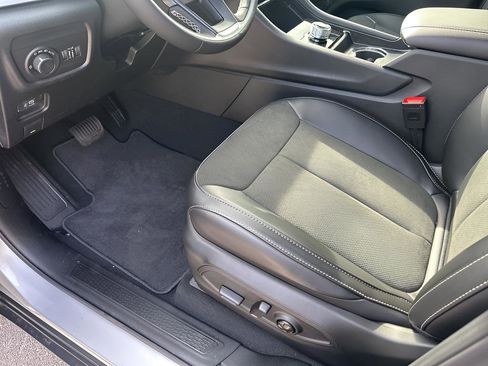 New 2025 Jeep Grand Cherokee Altitude image 28