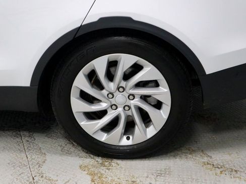 Used 2024 Land Rover Discovery S image 19