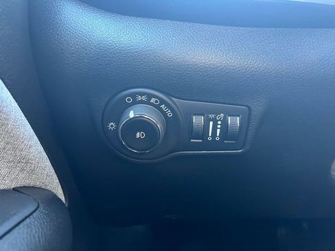 Used 2024 Jeep Compass Latitude w/ Convenience Group AWD/4WD image 17