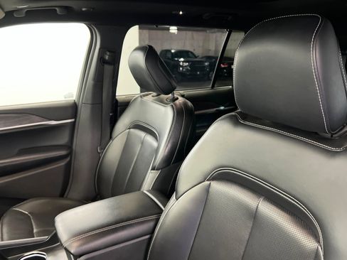 Used 2024 Jeep Grand Cherokee L Limited w/ Luxury Tech Group II image 16