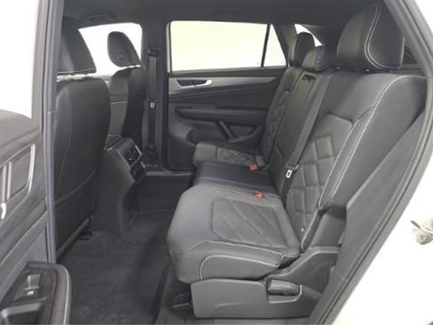 Used 2024 Volkswagen Atlas Cross Sport SE FWD image 8