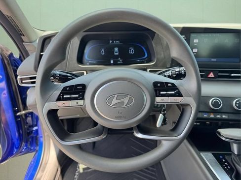 Used 2025 Hyundai Elantra SE FWD image 25