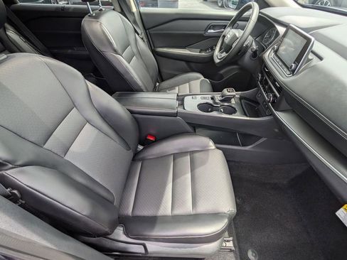Used 2025 Nissan Rogue SV w/ SV Premium Package FWD image 26