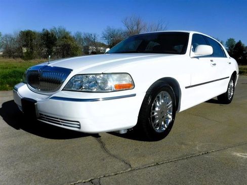Used 2008 Lincoln Town Car Signature Limited image 9