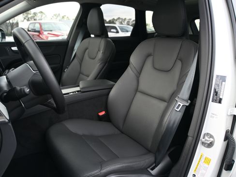 Used 2025 Volvo XC60 B5 Plus image 7