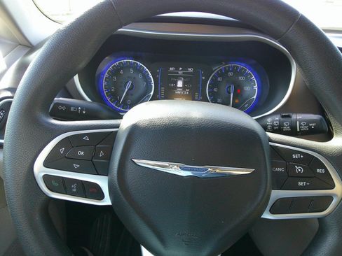 Used 2017 Chrysler Pacifica LX FWD image 23