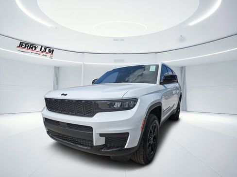 New 2025 Jeep Grand Cherokee L Altitude image 6