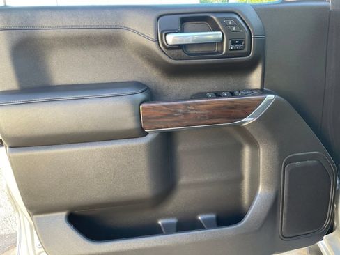 Used 2020 GMC Sierra 1500 SLT RWD image 17