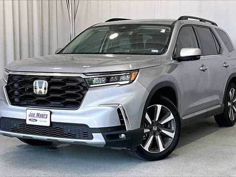 Used 2025 Honda Pilot Touring image 2