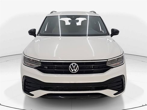 Used 2022 Volkswagen Tiguan SE R-Line image 2