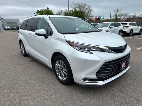 Used 2023 Toyota Sienna Platinum AWD/4WD image 17