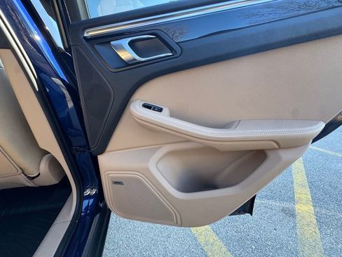 Used 2025 Porsche Macan Base image 32