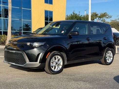 Certified 2025 Kia Soul LX image 2