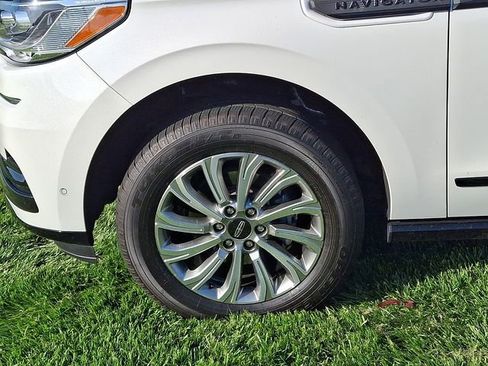 Used 2024 Lincoln Navigator Premiere image 27