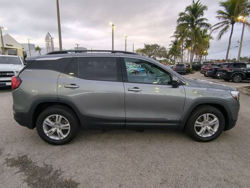 Used 2020 GMC Terrain SLE w/ Driver Convenience Package image 4