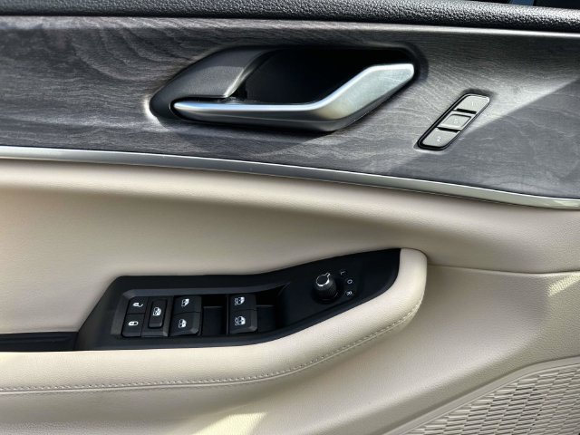 Certified 2025 Jeep Grand Cherokee Limited AWD/4WD image 15