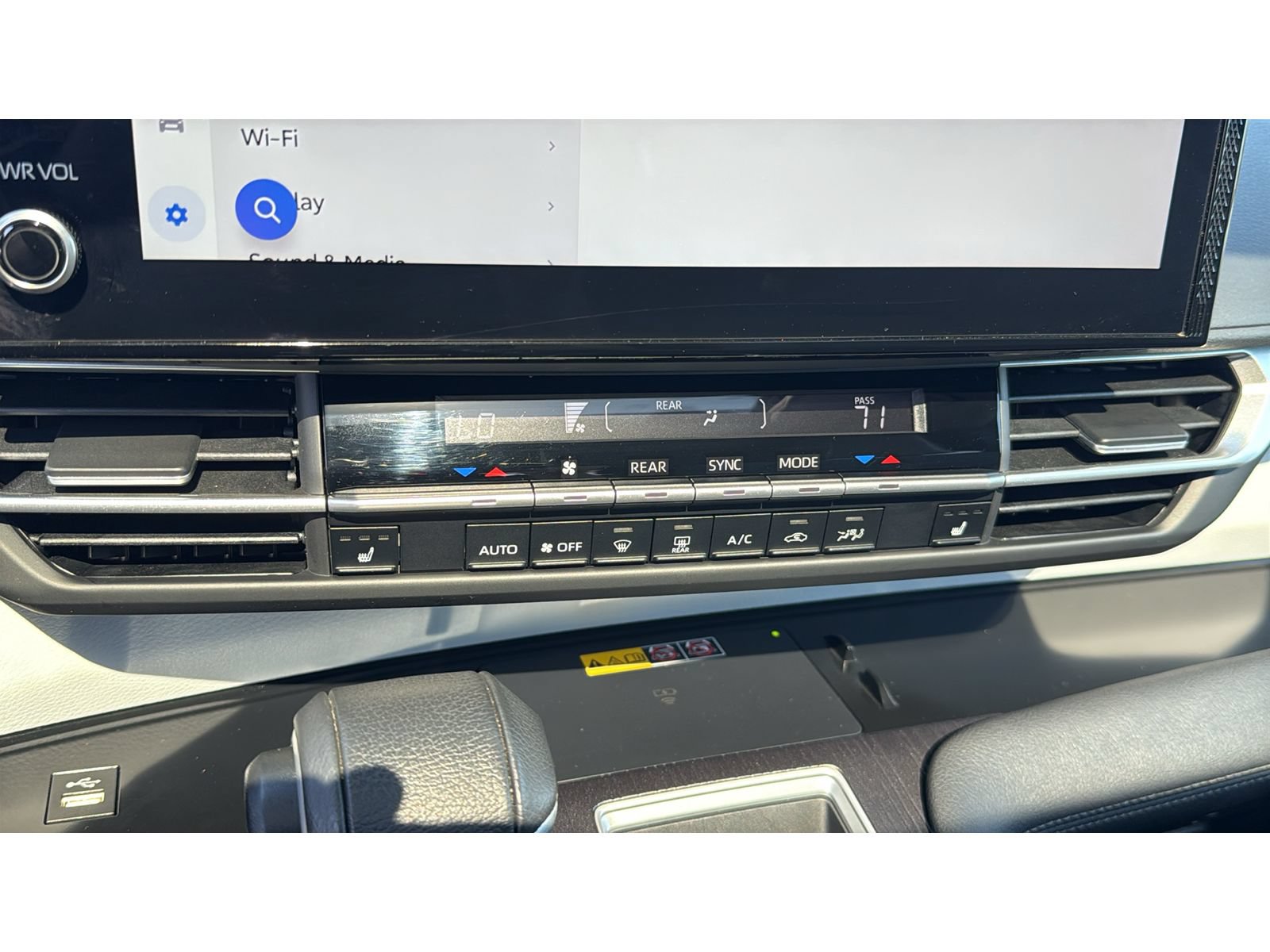 Certified 2025 Toyota Sienna XLE FWD image 26