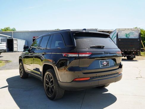 Used 2024 Jeep Grand Cherokee Altitude AWD/4WD image 4