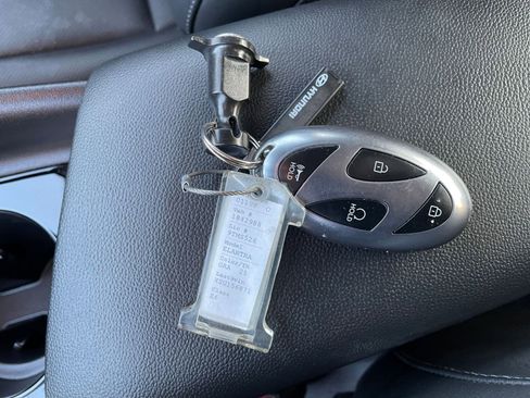 Used 2025 Hyundai Elantra Limited image 18