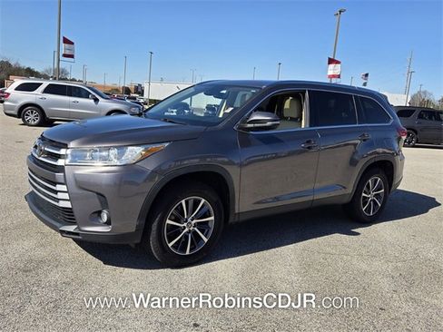Used 2019 Toyota Highlander XLE image 3