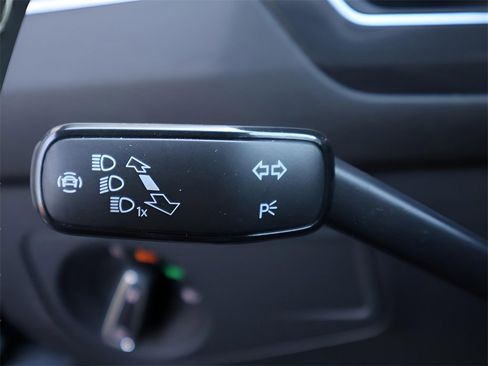 Used 2024 Volkswagen Tiguan SE image 33