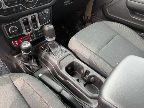 Used 2025 Jeep Wrangler Sport AWD/4WD image 18