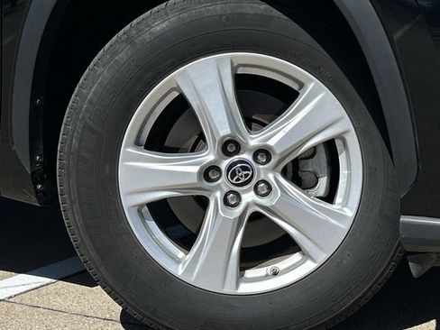 Certified 2024 Toyota Highlander LE image 9