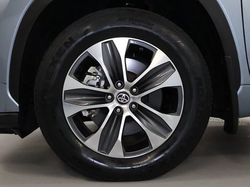 Used 2021 Toyota Highlander XLE AWD/4WD image 35