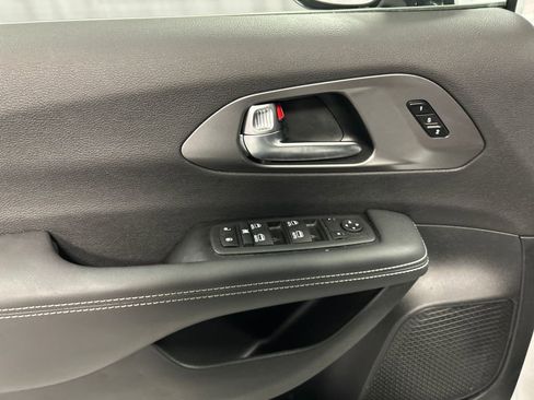 Used 2026 Chrysler Pacifica Select image 14