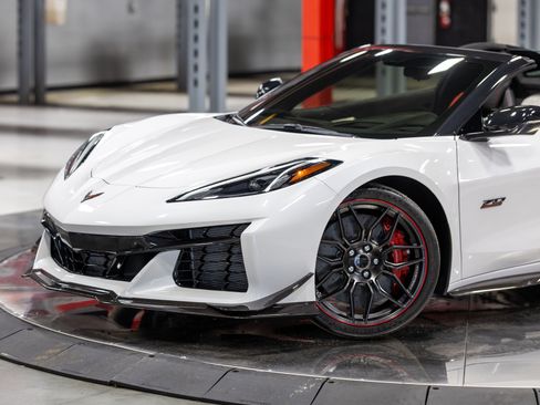 Used 2023 Chevrolet Corvette Z06 w/ Z07 Performance Package RWD image 5