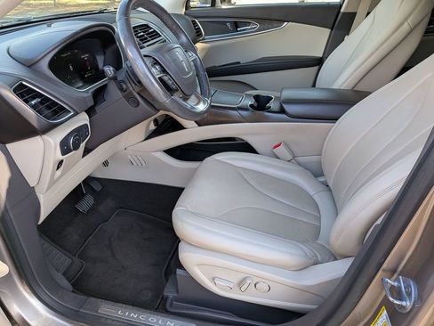 Used 2019 Lincoln Nautilus Select image 11