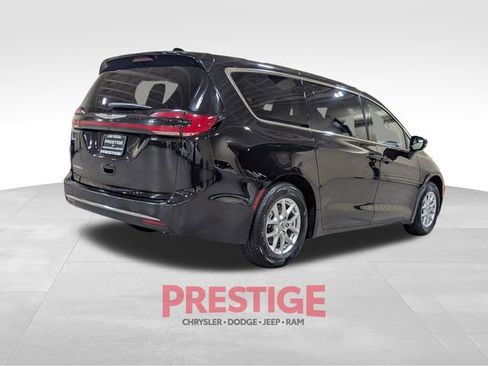 Used 2024 Chrysler Pacifica Touring-L image 6