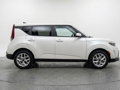 Used 2025 Kia Soul LX w/ LX Technology Package image 11