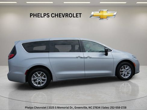 Used 2024 Chrysler Pacifica Touring-L FWD image 10
