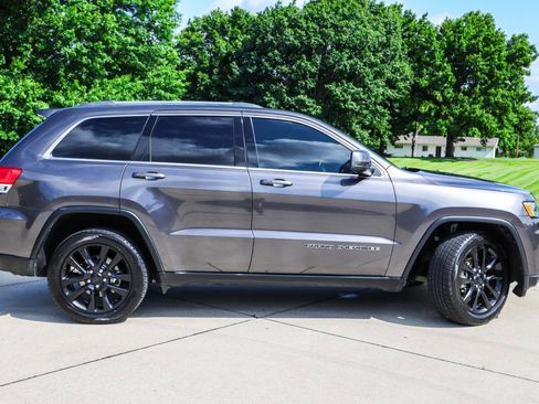 Used 2019 Jeep Grand Cherokee Laredo w/ Security & Convenience Group RWD image 5