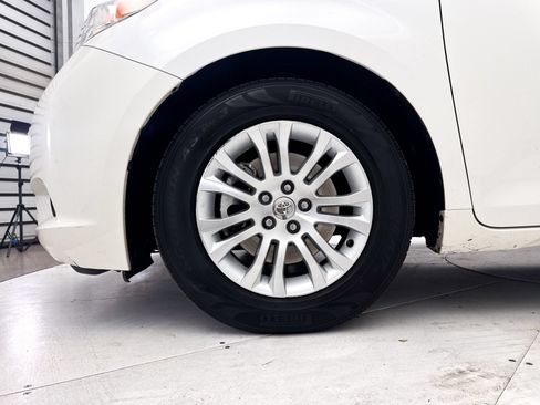 Used 2015 Toyota Sienna XLE FWD image 4