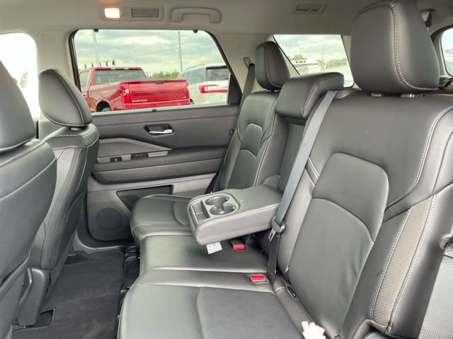 Used 2025 Nissan Pathfinder SL FWD image 12
